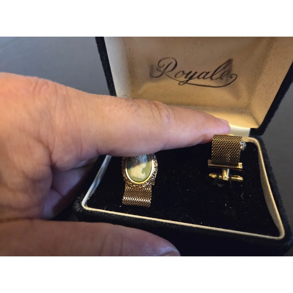 Vintage Royale Gold Tone Cameo Wrap Around Mesh Cufflinks Green White Profile